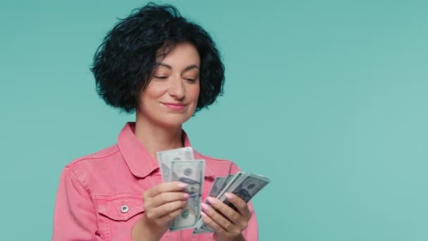 Reife Glückliche Unternehmerin Selbstständige Frau Die Innenstudio Geldscheine Auf Isoliertem — Stockvideo
