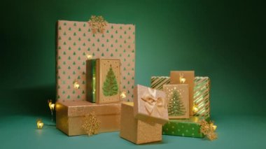 Mutlu 2023 yılbaşı kartpostal geçmişi. Yeşil arka planda izole edilmiş yeşil Noel ağacı desenli hediye kutuları. Sürpriz hediyeler, doğum günü yıldönümü, Noel arifesi partisi
