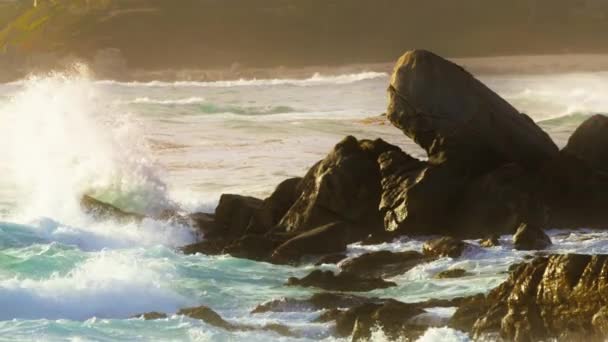 在金色落日的阳光下 在开阔的太平洋浪花般的白色质感中汹涌的浪花 绿色能源的生命力 强大的海水 慢镜头下强烈的风暴海浪 — 图库视频影像