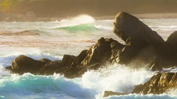 Ağır Çekimde Güçlü Fırtınalı Deniz Dalgaları Kırmızı Kamera Perspektif Çekti — Stok video