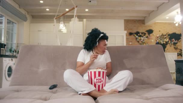 Portrét Krásné Stylové Afroameričanky Kudrnatými Vlasy Sedí Gauči Obývacím Pokoji — Stock video