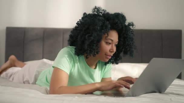 Portret Pięknej Autentycznej Czarnej Kobiety Stylowej Przytulnej Sypialni Komputerem Laptop — Wideo stockowe
