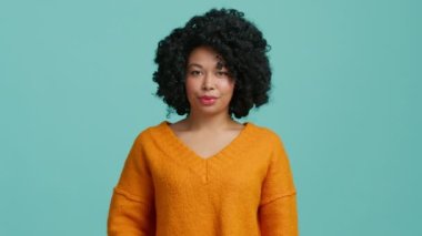 Afrika kökenli Amerikalı kadının kameraya bakması jest sessizliği işareti yapıyor. Kadın yüzü kapanıyor, ağzını kapatıyor, güzel genç kız etnik bayan gizli bilgileri saklıyor.