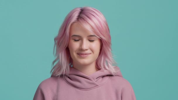 Χαρούμενα Γοητευτικό Όμορφη Θετική Νεαρή Γυναίκα Ροζ Μαλλιά Δείχνει Τους — Αρχείο Βίντεο
