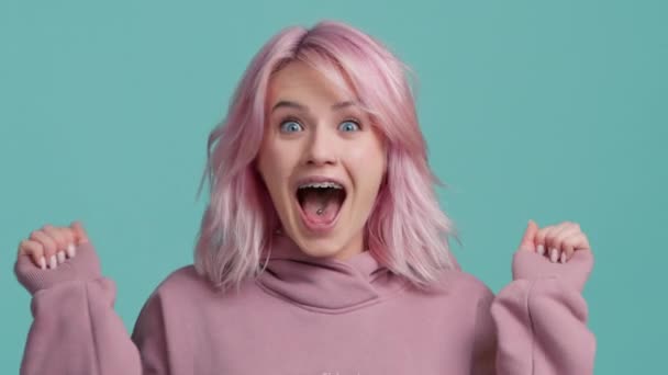 Verbazingwekkende Jonge Vrouw Met Trendy Roze Kapsel Handen Opsteken Verrassing — Stockvideo
