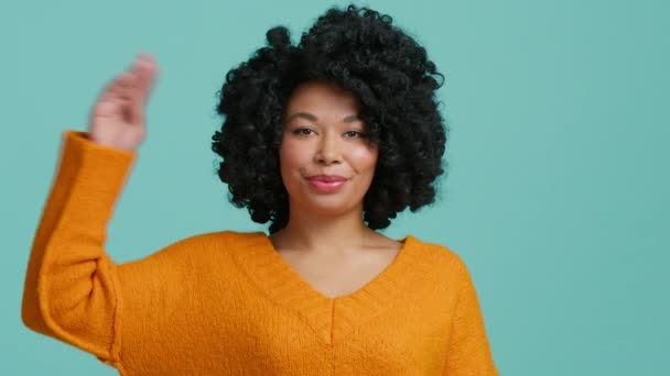Śliczny Uśmiech Kręcone Włosy Afroamerykanka Pozytywnie Pokazując Zobaczyć Później Gest — Wideo stockowe