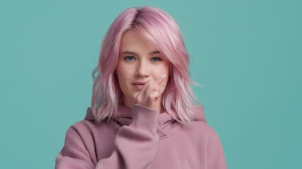 Zeitlupe Studio Erschossen Hipster Modell Mit Rosa Haaren Pastellfarbenem Kapuzenpulli — Stockvideo