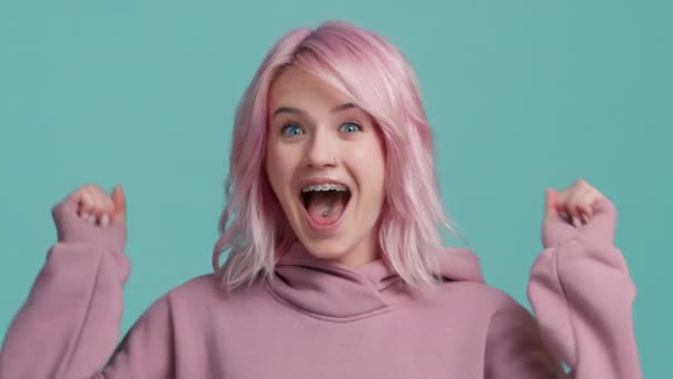 Mujer Sorprendida Puede Creer Victoria Mujer Emocionada Con Peinado Rosa — Vídeos de Stock