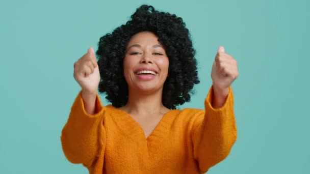 积极的反馈 身体语言符号的概念 快乐迷人的美籍黑人美女竖起大拇指 高兴地看着相机 喜欢在绿屏背景上摆姿势 — 图库视频影像