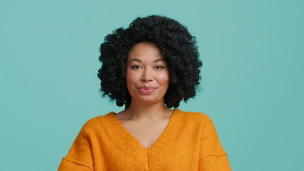 Portret Afro Amerikaanse Vrouw 25S Tonen Hart Teken Merk Symbool — Stockvideo