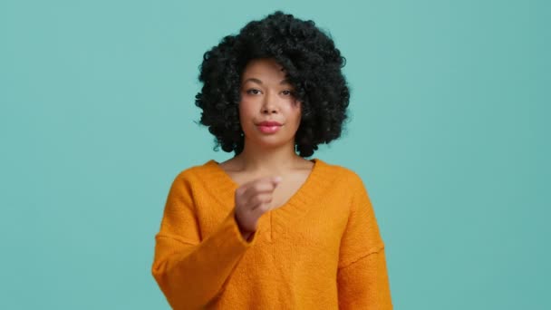 Studio Ralenti Tourné Magnifique Femme Afro Américaine Pull Orange Vif — Video