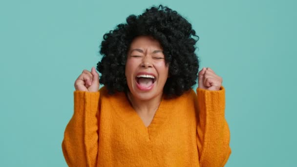 Zaskoczona Kobieta Nie Może Uwierzyć Wygrała Podekscytowana Kobieta Afro Fryzury — Wideo stockowe