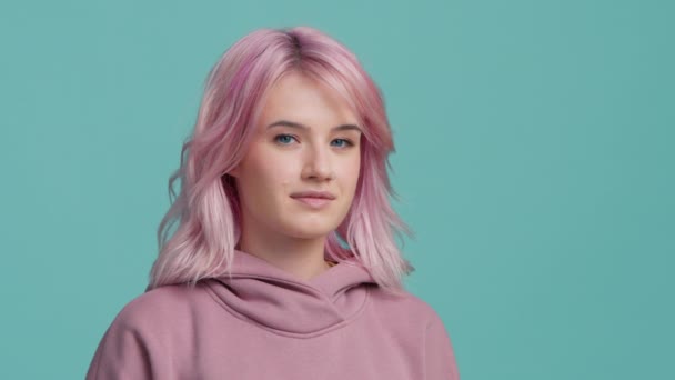 Σιωπηρή Χειρονομία Νεαρή Hipster Κορίτσι Ροζ Μαλλιά Δείχνει Δείκτη Στα — Αρχείο Βίντεο