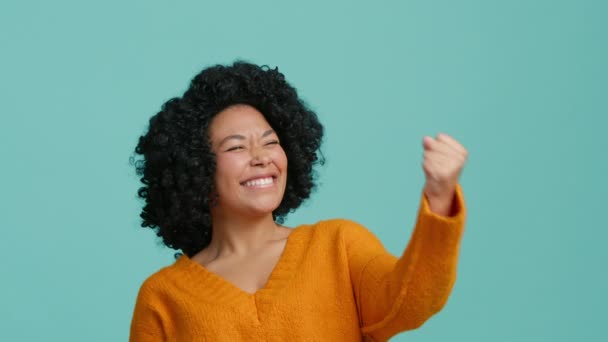 Mujer Mostrando Gestos Yes Win Concepto Ventas Promoción Oferta Valiosa — Vídeos de Stock