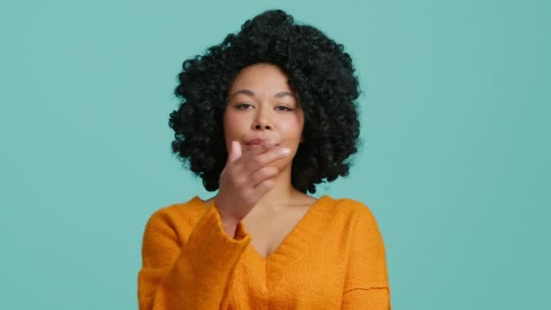 Mladá Krásná Afroameričanka Důkladně Přemýšlí Nápadu Drží Bradu Prsty Lícní — Stock video