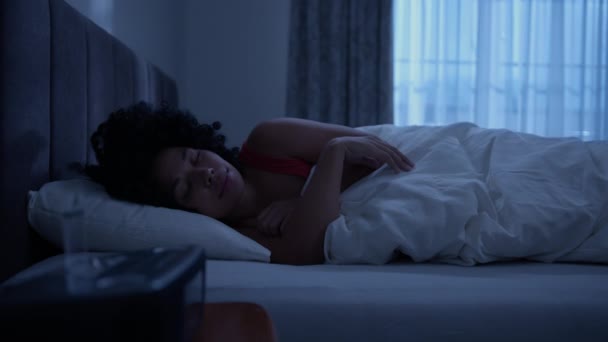 Sengetid Hvile Rekreation Glad Afslappet Afrikansk Kvinde Liggende Hyggelig Komfortabel – Stock-video
