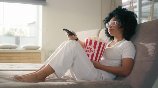 여자가 사용하여 오락용으로 봅니다 살면서 소파에 기분좋은 아프리카계 거실에서 사용하여 — 비디오