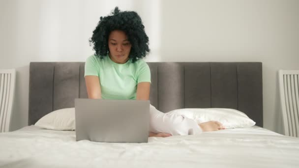 Podekscytowana Młoda Afroamerykanka Zwycięzca Patrzy Laptopa Świętuje Sukces Online Siedzi — Wideo stockowe