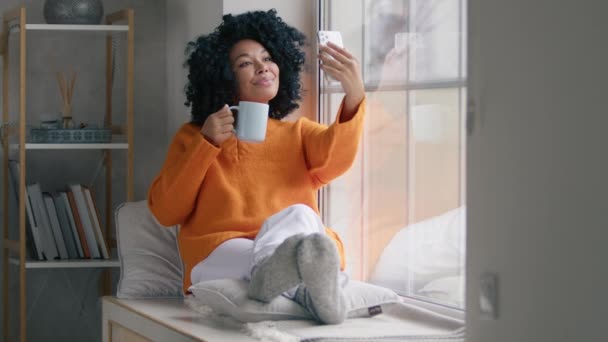 Afroamerykanka Pozowanie Zdjęcia Filiżanką Gorącej Herbaty Salonie Wnętrza Slow Motion — Wideo stockowe