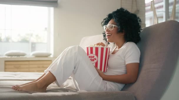Mulher Afro Americana Feliz Relaxando Sozinha Treinador Assistindo Televisão Casa — Vídeo de Stock