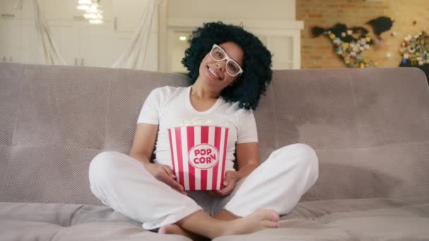 Μια Αφρο Αμερικανίδα Βλέπει Τηλεόραση Μόνη Της Στον Καναπέ Στο — Αρχείο Βίντεο