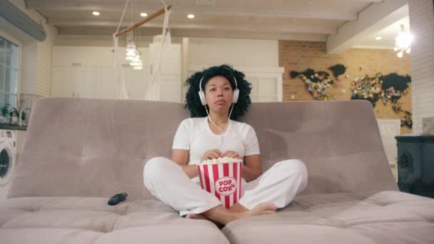 Genç Afro Amerikan Bir Kadının Oturma Odasında Tek Başına Televizyon — Stok video