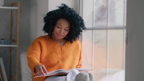Conceito Educação Lazer Aprendizagem Descanso Conforto Mulher Virar Páginas Livros — Vídeo de Stock