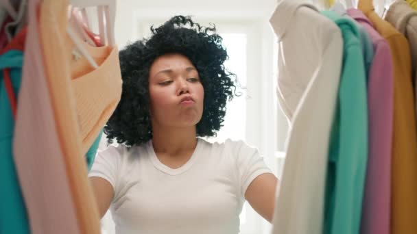 Gros Plan Attrayant Jeune Femme Afro Américaine Choisissant Vêtements Tenue — Video