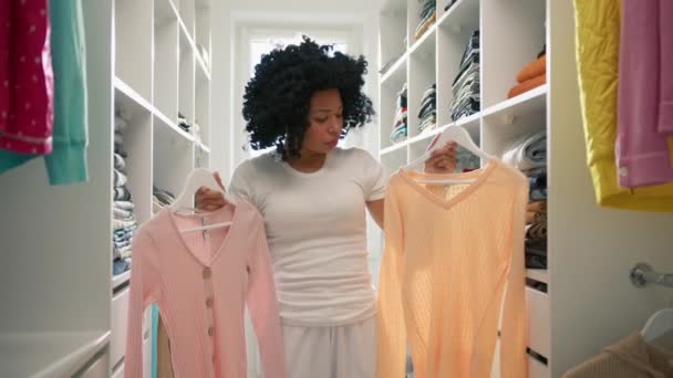 Mujer Negra Armario Para Cambiarse Ropa Casa Moda Social Media — Vídeo de stock