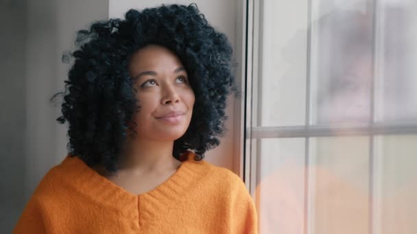 Retrato Mulher Negra Confiante Jovem Africana Bem Sucedida Com Sorriso — Vídeo de Stock