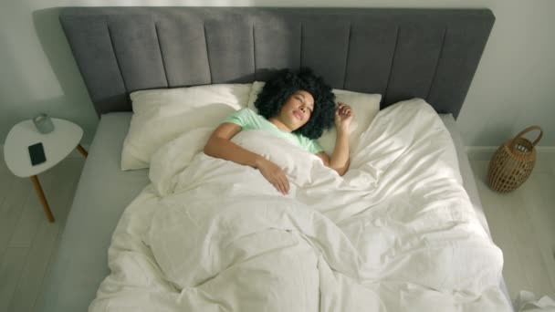 Menina Serena Pacífica Descansando Deitado Dormindo Desfrutando Bom Sono Manhã — Vídeo de Stock