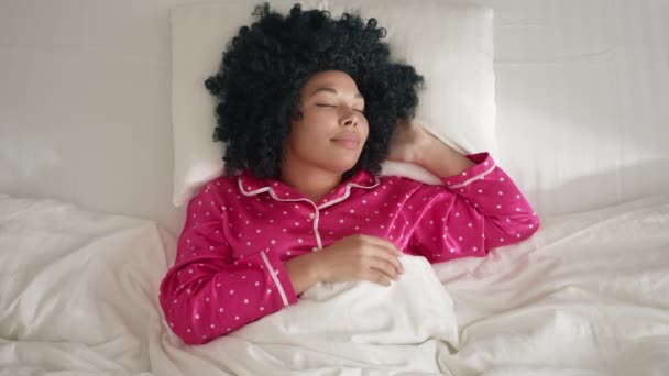 Belle Femme Couleur Avec Des Cheveux Bouclés Dormant Matin Dans — Video