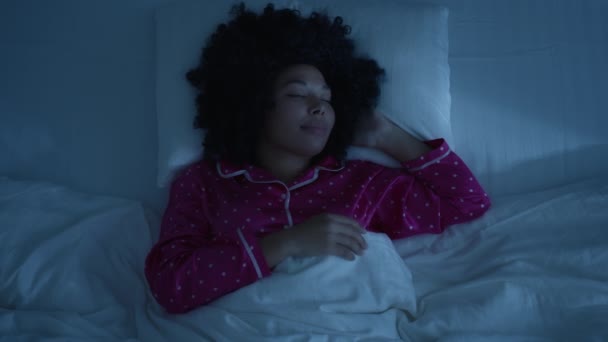 Kvinde Farve Smilende Mens Drømmer Mørkt Soveværelse Med Blå Måneskin – Stock-video