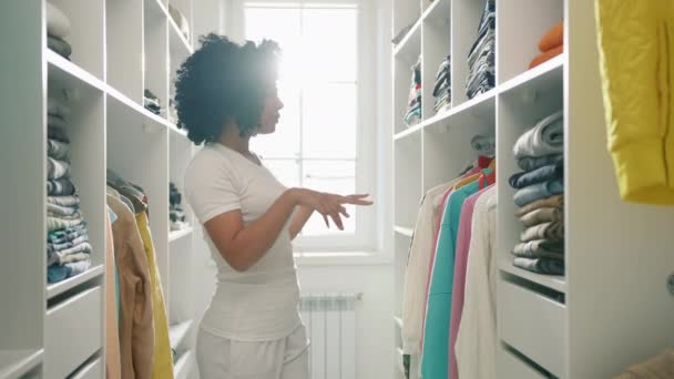 Langsom Bevægelse Smilende Ung Afrikansk Amerikansk Kvinde Vælger Tøj Til – Stock-video