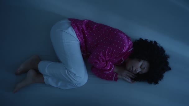 Κάτοψη Της Όμορφης Νεαρής Έγχρωμης Γυναίκας Που Κοιμάται Άνετα Εμβρυακή — Αρχείο Βίντεο