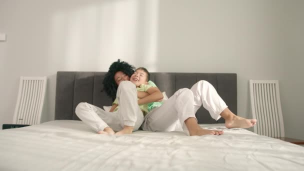 Mulher Cor Abraçando Brincando Com Filho Criança Mãe Carinhosa Rindo — Vídeo de Stock