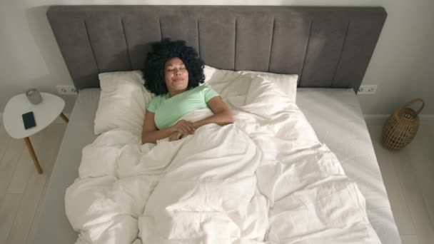 Όμορφη Κοιμισμένη Έγχρωμη Γυναίκα Πάνω Κάτω Πρωί Στην Κρεβατοκάμαρα Υγεία — Αρχείο Βίντεο