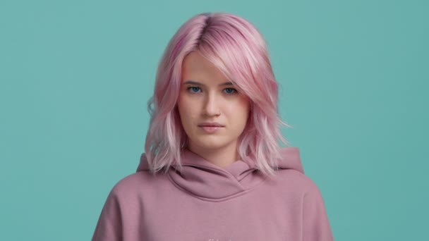 Mișcarea Lentă Închide Fata Funky Rece Culoare Păr Pastel Roz — Videoclip de stoc