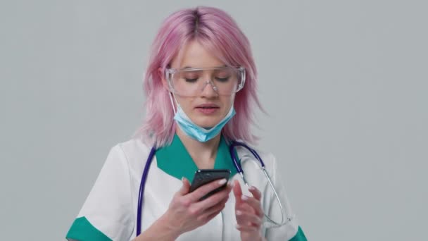Atraente Jovem Médico Vestindo Óculos Proteção Fazendo Chamada Consulta Paciente — Vídeo de Stock