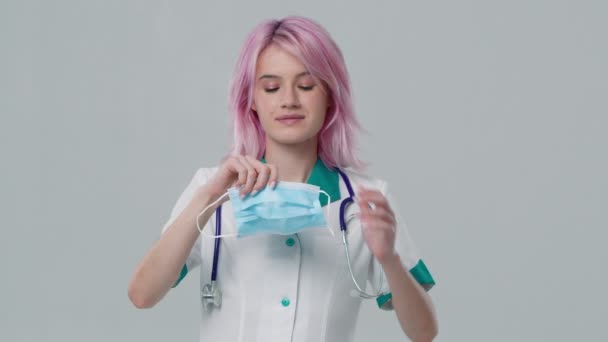 Enfermera Confiada Mirando Cámara Con Mascarilla Protectora Durante Pandemia Gripe — Vídeo de stock