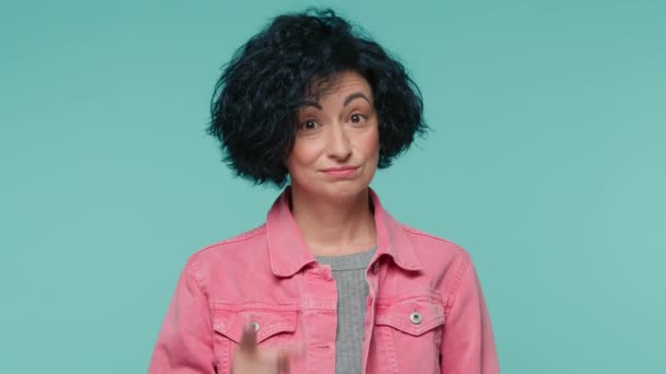 Kısa Siyah Kıvırcık Saçlı Sana Söylediğimi Söyleyen Işaret Parmağını Kaldıran — Stok video