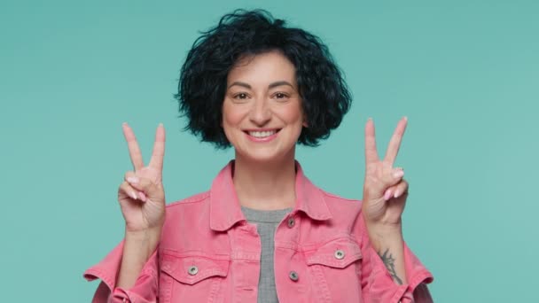 Herrliche Reife Lächelnde Frau Mit Kurzen Dunkelgelockten Haaren Die Victory — Stockvideo