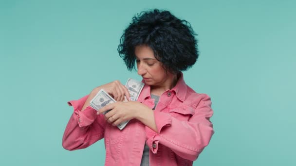 Dojrzała Poważna Kobieta Krótkimi Ciemnymi Kręconymi Włosami Próbująca Ukryć Pieniądze — Wideo stockowe