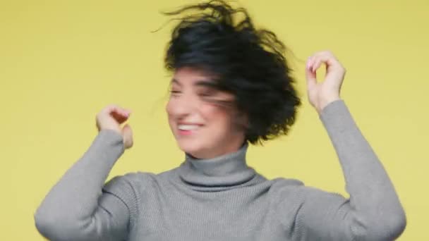 Positive Emotionen Freiheitsbegriff Zeitlupe Nahaufnahme Porträt Wunderschöne Reife Lächelnde Frau — Stockvideo