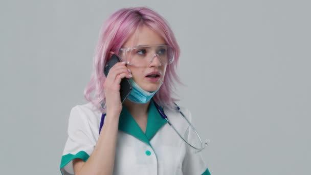 Clinica Femminile Intelligente Amichevole Camice Bianco Googles Protettivi Stetoscopio Utilizzando — Video Stock