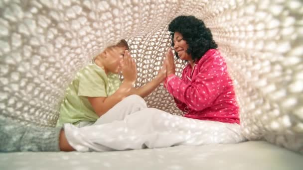 African American Mother Sitting Bed Illuminated Morning Day Light Knitted — Stock Video