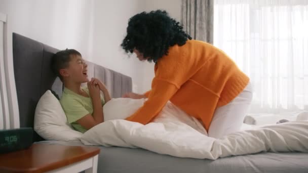 Spielen Lächelnde Mutter Genießen Bonding Kuscheln Umarmung Verbringen Zeit Mit — Stockvideo