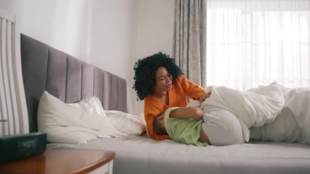 Afroamerykanka Matka Synem Zróżnicowana Rodzina Grać Zabawną Aktywną Grę Łóżku — Wideo stockowe