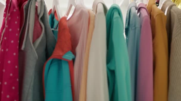 Farbige Frau Freut Sich Über Verkaufsförderung Beim Kleiderständer Kauf Einkaufszentrum — Stockvideo