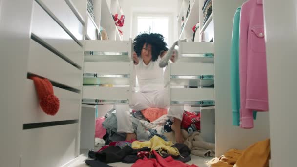 Afro Amerikaanse Vrouw Rommelige Slaapkamer Organiseert Kleding Garderobe Voorjaarsschoonmaak Ontruimingsconcept — Stockvideo